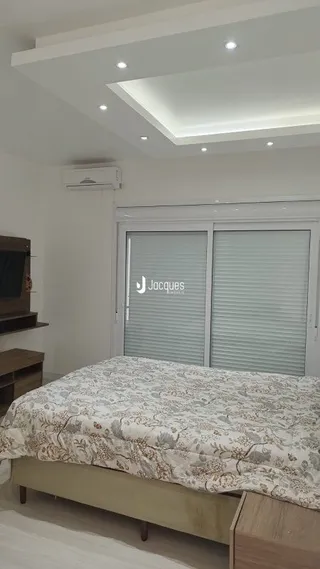 Quarto com cama e ar condicionado instalado.