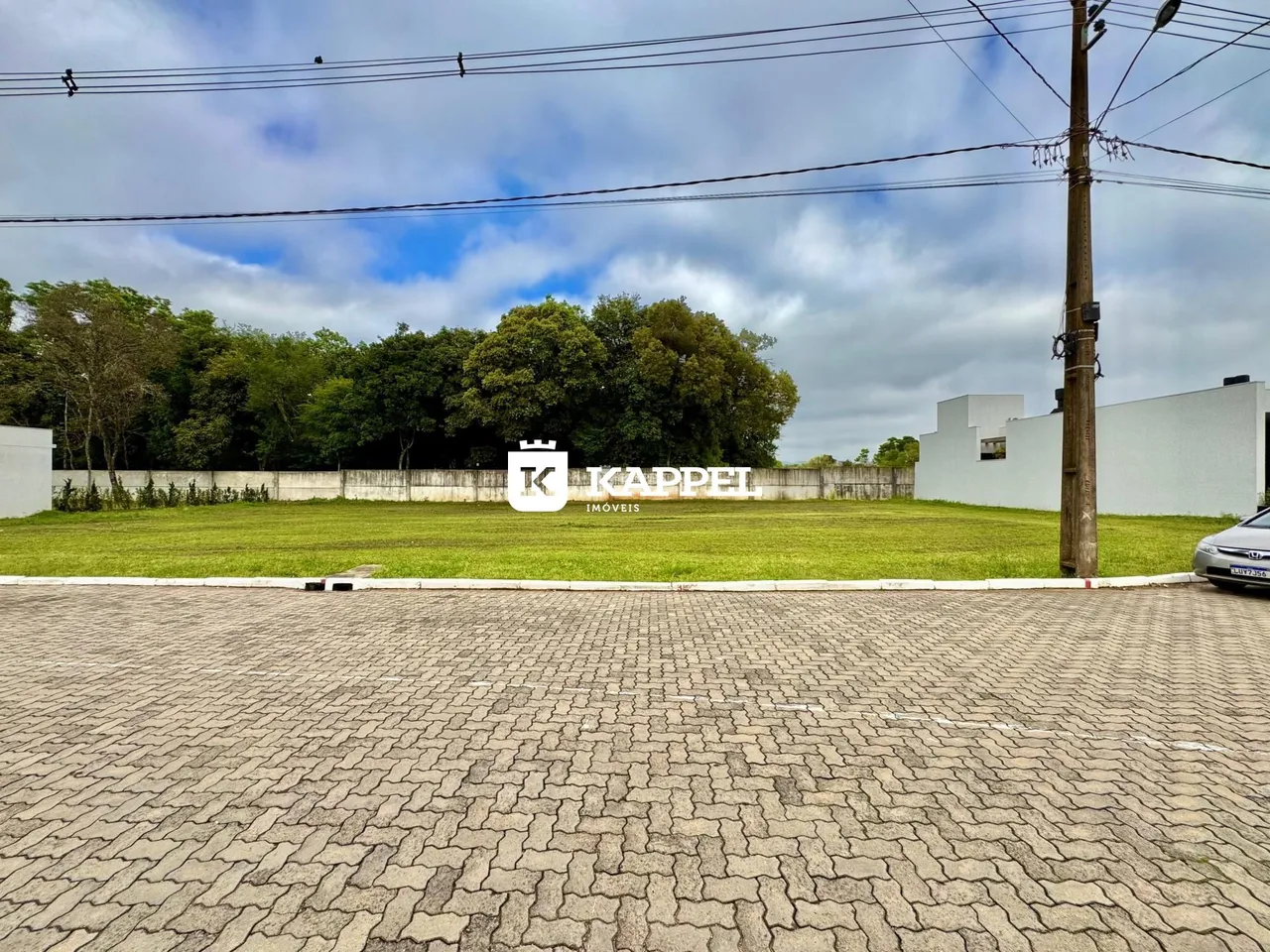Vista externa do terreno com gramado e cerca em Lajeado.