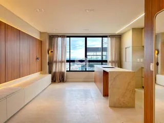 Sala de estar moderna com painéis de madeira e grandes janelas.