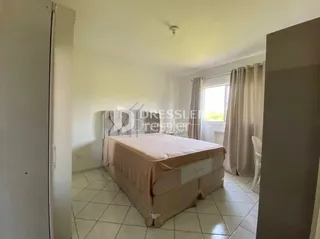 Quarto com cama e parede branca em imóvel no Brasil.