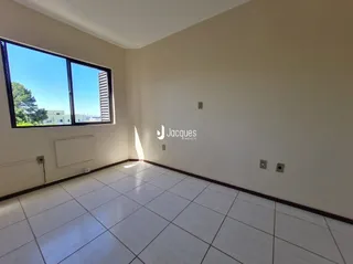 Sala de estar com piso de cerâmica e grande janela.