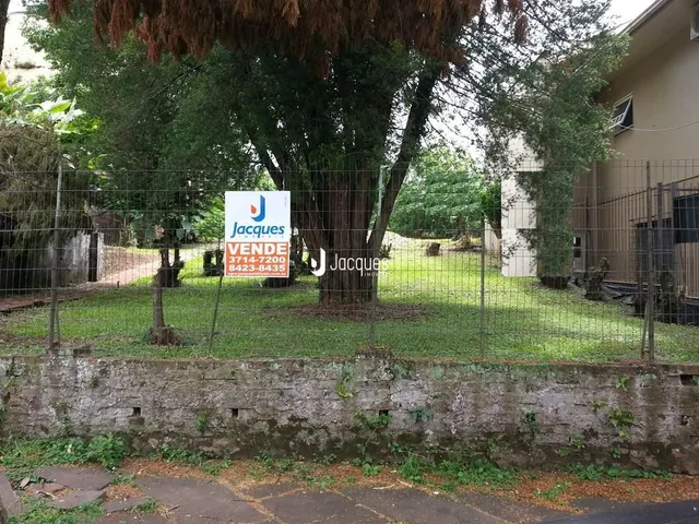 Vista externa de uma propriedade com cerca e vegetação em Lajeado, Brasil.