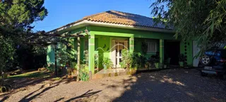 Fachada de uma casa verde com telhado de telhas em Lajeado, Brasil.