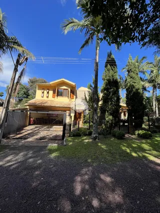 Fachada de uma residência em Lajeado, Brasil, com jardim e cerca.