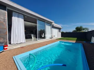 Fachada de uma residência com piscina no Brasil.