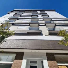 Fachada de um prédio residencial moderno em Lajeado, Brasil, com vários terraços.