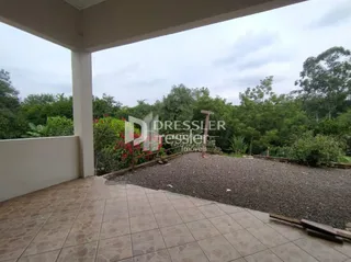 Área externa pavimentada com piso de cerâmica.