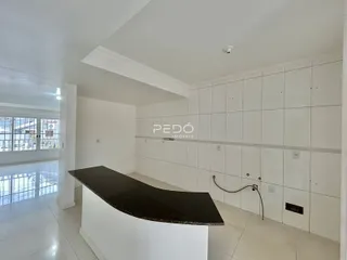 Interior de um ambiente moderno com piso de cerâmica e paredes brancas.