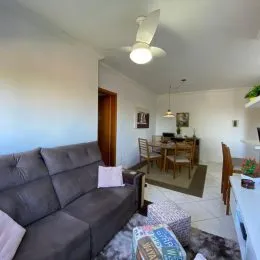 Foto de uma sala de estar com um sofá e teto branco.