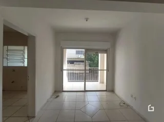 Hall de entrada com paredes brancas e piso de cerâmica.