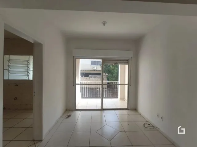 Hall de entrada com paredes brancas e piso de cerâmica.