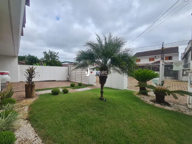 Vista externa do jardim e quintal de uma propriedade em Lajeado.