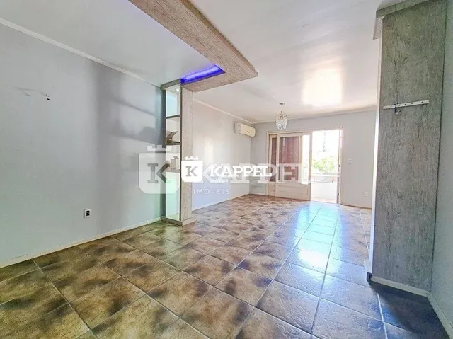 Sala de estar com piso de cerâmica e teto com iluminação decorativa.