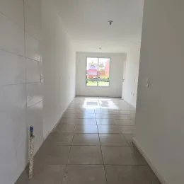 Vista de um corredor interno com piso de cerâmica.