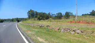 Vista de uma estrada asfaltada com vegetação ao lado em Lajeado.