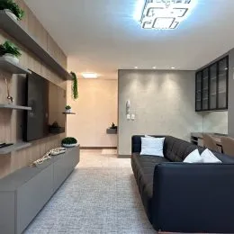 Corredor interno com piso claro e paredes em tom neutro.