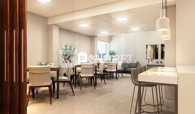 Sala de estar com paredes claras e iluminação interna.