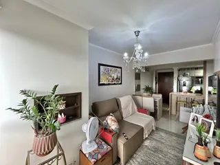 Sala de estar com sofá e decoração em um imóvel no Brasil.