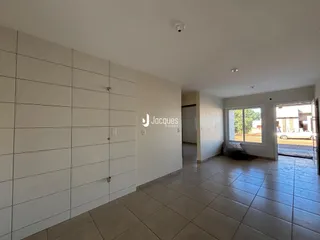 Hall de entrada com piso cerâmico e paredes brancas em uma propriedade em Lajeado.