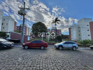 Vista da fachada de uma propriedade em Lajeado, Brasil, com carros estacionados na frente.