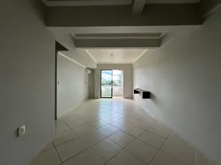 Hall de entrada com piso de cerâmica claro.