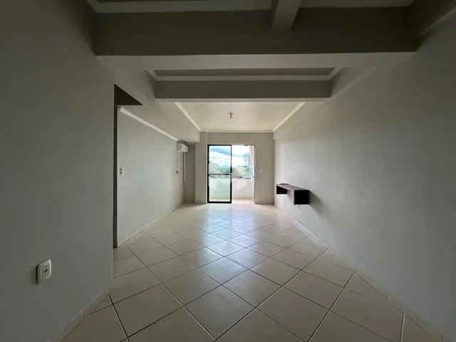 Hall de entrada com piso de cerâmica claro.