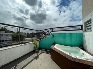 Varanda com banheira de hidromassagem.