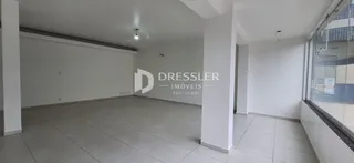 Foto de um ambiente interno com piso de cerâmica e paredes brancas.
