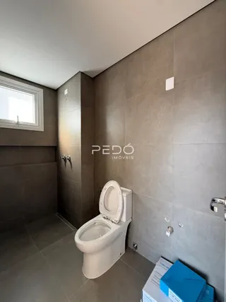 Foto de um banheiro interno com revestimento de cerâmica.