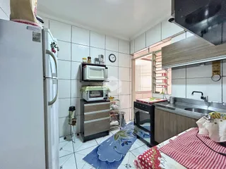 Foto de uma cozinha com piso de cerâmica e armários brancos em Lajeado.