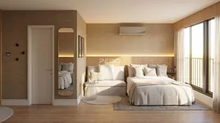 Quarto com cama e janela em um imóvel.