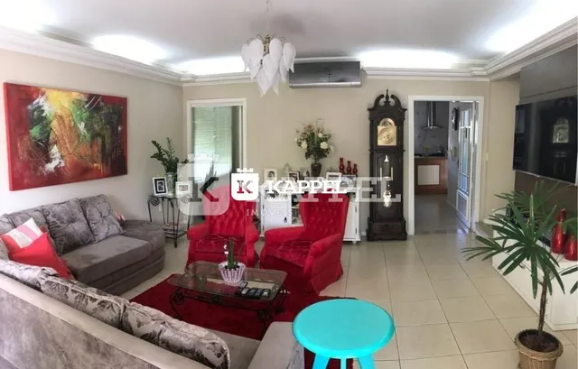 Sala de estar com sofá e mesa de centro em piso de madeira.