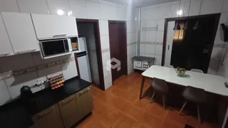 Vista da cozinha e sala de jantar de um imóvel em Lajeado, Brasil.