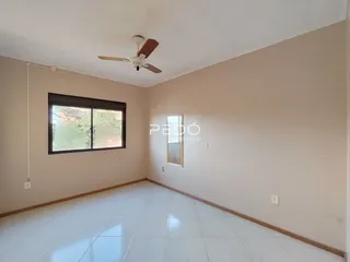 Esta é uma sala de estar com piso de cerâmica clara.