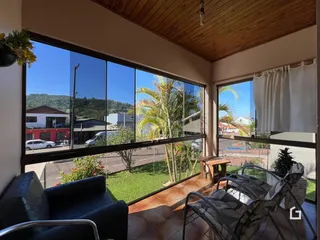 Sala de estar com vista para o jardim externo.