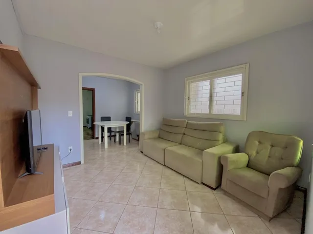 Sala de estar com sofá e poltrona em um apartamento.
