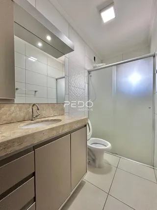 Foto de um banheiro com bancada e box de chuveiro em um imóvel.