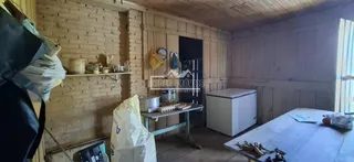 Foto de um interior rústico com paredes de tijolo e forro de madeira.