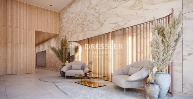 Sala de estar com paredes claras e painéis de madeira.