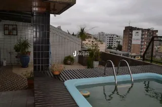 Foto da piscina e deck de um imóvel em Lajeado, Brasil.