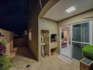 Hall de entrada com piso de cerâmica e abertura para outra área da casa.