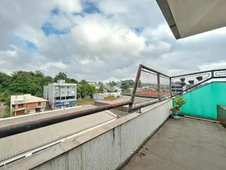 Vista externa de um imóvel em Lajeado, Brasil, mostrando muros e grade de segurança.