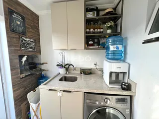 Foto de uma cozinha com armários brancos e revestimento de madeira.