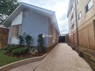 Vista externa de uma residência em Lajeado, Brasil, com jardim e calçada.