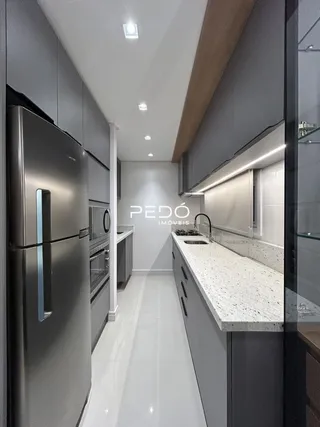 Cozinha moderna com armários cinzas e piso claro.