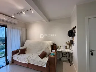 Quarto com cama e janela em um imóvel no Brasil.