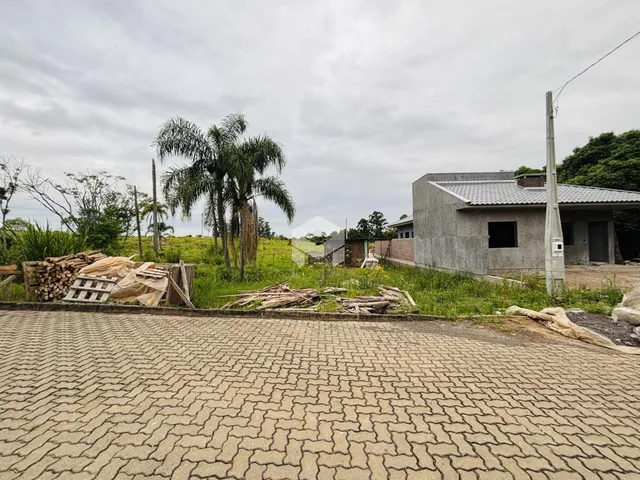 Vista externa de uma residência em Lajeado, Brasil, com terreno ao redor.