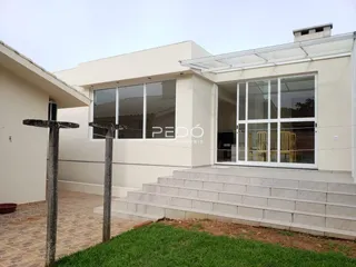 Fachada de uma residência em Lajeado, Brasil, com área externa pavimentada.