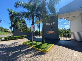 Fachada de um condomínio residencial em Lajeado, Brasil, com portão de entrada e paisagismo.