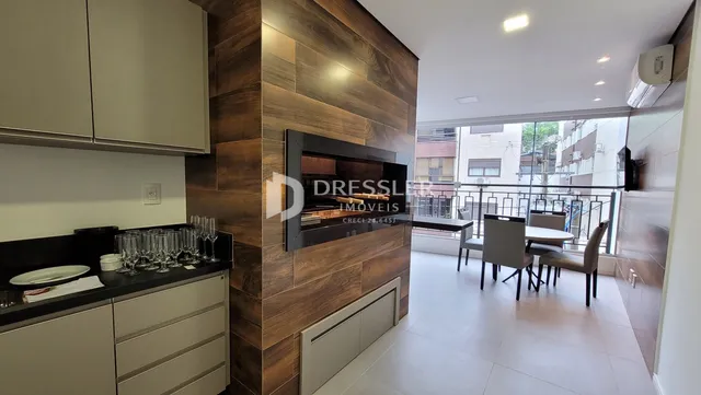 Sala de estar com parede de madeira e vista para o exterior.